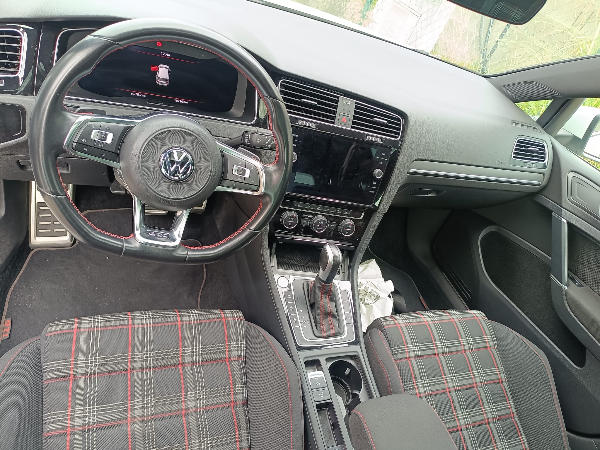 
								Volkswagen Golf VII GTI 245 CV – Blanco Puro, Full Extras full									